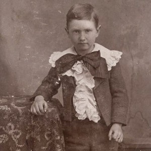 Scheda dell'annata armadietto del ragazzo vestito In camicia volant e fiocco grande / / Victorian Mobile Card
