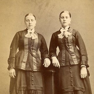 Portrait of Potential Twins - Two Women - Thomas Taylor, Sinclairtown, Kirkcaldy