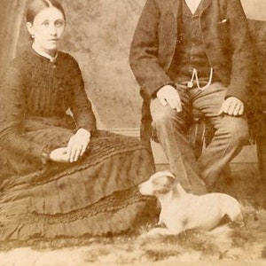 Pequeño retrato familiar con perro pequeño - Taylor & Sons - Kirkcaldy, Reino Unido - CDV vintage