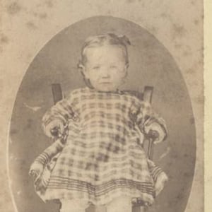 Vintage 1800 CDV tarjeta de fotos de niña niño en vestido a cuadros en la silla de rock / / lindo niño / / imagen antique niño