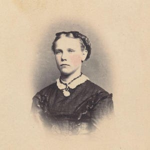 Jahrgang 1800 CDV Foto der jungen Frau mit freien Ausdruck von Pa.//Rosy Wange Mädchen / / Hand getönt CDV / Antik Bild / / weiße Vignette