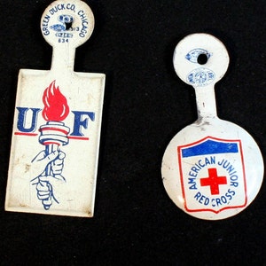 Vintage Amerikaanse Junior Redcross & Verenigd Fonds vouw Over tabblad Pins / / Button