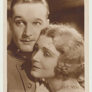 Est-ce le véritable amour ou est-ce agir? C'est toi qui décides. 1930. L'Europe. Carte postale photo.