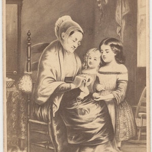 Vintage 1800 CDV tarjeta de ilustración de la abuela en el sombrero enseñando nietos a coser puntos de gota