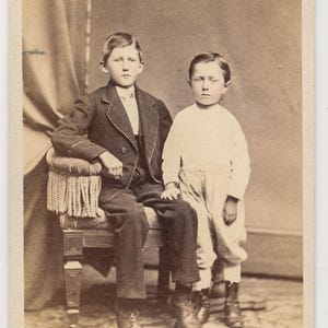 Vintage 1800s CDV tarjeta foto de dos niños jóvenes / / familia posando juntos / / Rosy Cheek Boys
