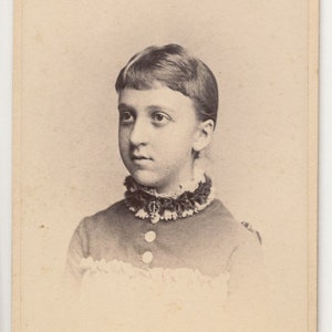 KVV-fotokaart van jong meisje in de flitsende nek kraag uit 1800 Germantown Pa.//Short pony Hair / zijkant profiel beeld / / 19e eeuw foto