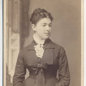 Vintage 1800 CDV tarjeta de fotos de prestine mujer con las manos dobladas suavemente en hermoso vestido / / vestido con arco grande / / día soñando