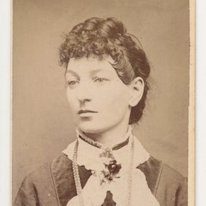 Jahrgang der 1800er CDV Karte Foto reichen Frau mit lange Halskette / / Prissy Frau / / antike Portrait junge Frau