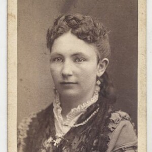 Jahrgang 1800 CDV Foto Karte von Frau mit schönen Augen und Kreuz Halskette / / Short Pony Wurst Curl / / verträumt / / junge Frau