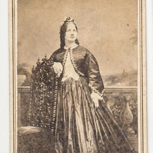 Guerra civile Era immagine / / Antique CDV carta di donna "Little Elle" posa e cappello interessanti / / Paletot cappotto e gotico Dress