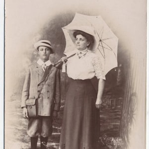 Vintage Tarjeta Postal Fotografía de Madre Posando con Paraguas y Hijo//Antique Postal Francesa//Siglo 20