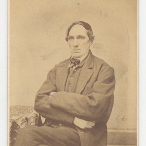 Burgeroorlog Tijdperk Portret van een oudere man in een jas w / Gelikt Haar - CDV