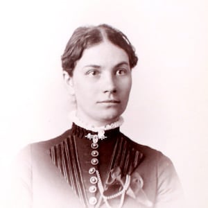 Mujer joven de ojos anchos, tarjeta de gabinete antiguo