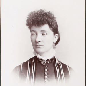 Carte victorienne de cabinet de femme avec des bangs de Poof et des lèvres tristes