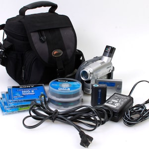 Sony DSC-DVD201 Handycam w/ DVD-Rs, Battery, Charger, Case