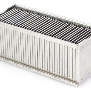 Peut inclure: Un moule à bougie rectangulaire en acier inoxydable avec une série de séparateurs métalliques verticaux et horizontaux. Le moule a un design strié sur les côtés et des tiges métalliques en haut. Pour la fabrication de bougies.