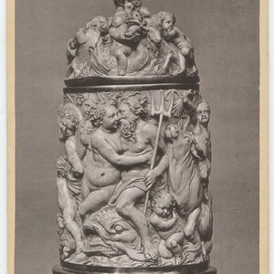 Foto de gabinete vintage con motivo de Poseidón y urna con figura revestida, arte marítimo mitológico original