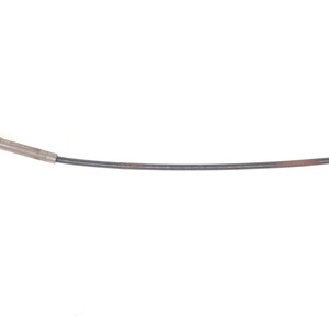 Puede incluir: Un cable disparador flexible para cámara que presenta un mecanismo de émbolo metálico en un extremo y un conector metálico roscado en el otro, unidos por una carcasa de cable larga, delgada, negra y ligeramente desgastada con piezas metálicas.