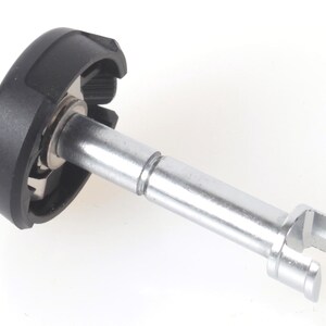 Peut inclure: Ensemble de trois tasses en céramique avec une finition mate et mouchetée. Les tasses sont de couleur crème, gris clair et gris foncé. Chaque tasse a un design simple et minimaliste.