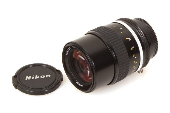 Nikon F フィルムカメラ + NIKKOR 135mm F3.5 レンズ付 Nikon F フィルムカメラ + NIKKOR 135mm F3.5 レンズ付 Nikon F