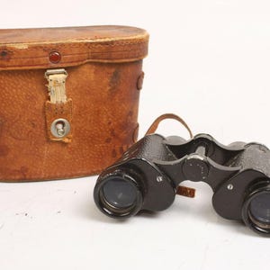A VINTAGE CASED PAIR OF WRAY RAYLITE LONDON BINOCULARS 8X30 | #237738095