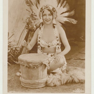 Femme européen blanc posant dans le costume. Carte postale photo.