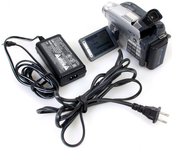 Sony DSC-DVD201 Handycam W/ Dvd-rs, Battery, Charger, Case