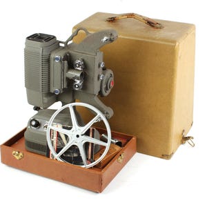 DeJur Model 1000 Art Deco Reg 8mm Movie Projector in Case