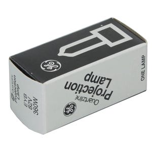 Może przedstawiać: Prostokątne, jasnoszare pudełko na lampę projekcyjną Quartzline. Wierzch pudełka jest czarny z białą grafiką. Widoczne logo GE. Tekst zawiera "Lampa projekcyjna" i "ONE LAMP".