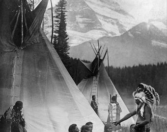 Nativos americanos con tipis frente a las montañas. Reimpresión en blanco y negro de 8x10 pulgadas.