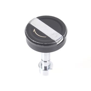 Puede incluir: Un mando de control circular negro con una barra metálica plateada en la superficie superior. Una fina flecha dorada curva está impresa en la parte negra. El mando está unido a un vástago metálico plateado con una base con muescas.