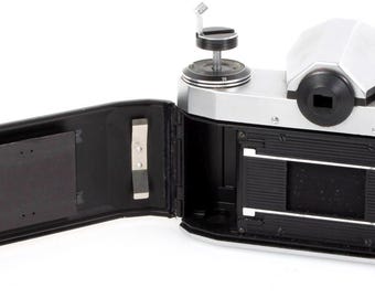 1970年代のPraktica 35mmフィルムカメラ（50mm f/1.7レンズ搭載）の