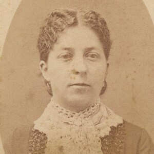 Porträt Der Frau mit gewelltem Haar und Spitzenhalskragen - Nord-Java, Ny