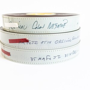 Könnte beinhalten: Drei Rollen 35-mm-Film mit den Beschriftungen "Fuji 8514 Original Sound", "35 MM Fu Ji 8514 OL" und "Original Color Negative".
