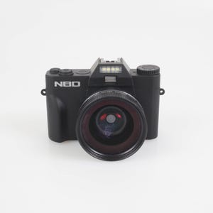 Może przedstawiać: Zestaw trzech ceramicznych kubków z nakrapianym, matowym wykończeniem. Kubki są w odcieniach kremu, jasnoszarym i ciemnoszarym. Każdy kubek ma prosty, minimalistyczny design.