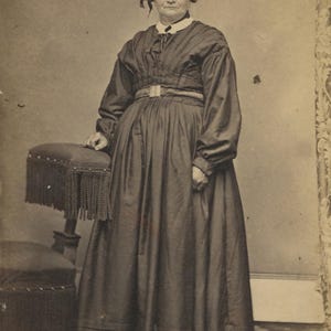 Civil War Era Lady Cdv W/ Stamp & Posing Stool