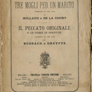 Könnte beinhalten: Ein altes italienisches Theaterprogramm mit dem Titel "Tre Moglie Per Un Marito" (Drei Frauen für einen Ehemann). Das Cover ist vergilbt und enthält italienischen Text, Autorennamen und Verlagsdetails.