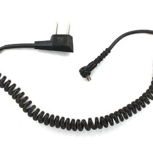 Puede incluir: Cable de alimentación negro en espiral con un enchufe de dos clavijas y un conector pequeño. El cable tiene un diseño en espiral. El enchufe es de tipo estándar estadounidense.