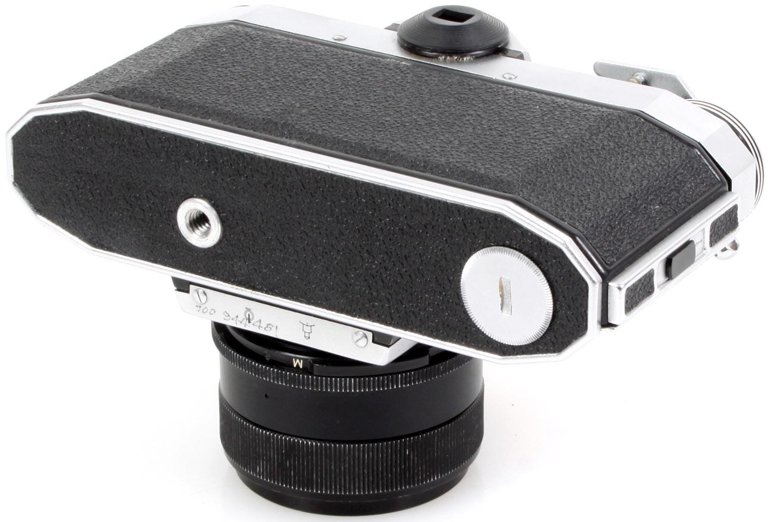 1970年代のPraktica 35mmフィルムカメラ（50mm f/1.7レンズ搭載）の