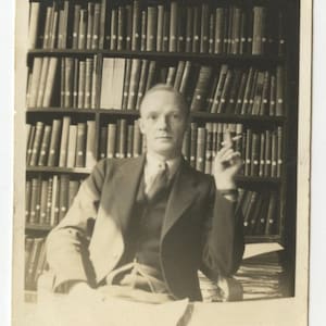 1920年代、葉巻とたくさんの本を持った身なりの良い弁護士 - Vint Photo