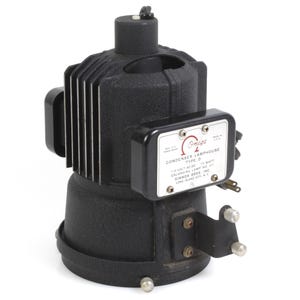 Może przedstawiać: Czarny kondensatorowy reflektor Omega typu D z etykietą z napisem "CONDENSER LAMPHOUSE TYPE D 125 VOLT AC 500 WATTS  ENLARGING LAMPS INC. 371  SIMMONS BLDG.  NEW YORK, N.Y.  LOMB ALAMO, CALIF.  U.S.A."