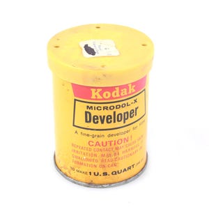 Puede incluir: Un letrero de madera hecho a mano con la palabra "Welcome" en una fuente juguetona. El letrero presenta un fondo blanco desgastado y un marco de madera teñida oscura, ideal para una puerta principal o entrada.