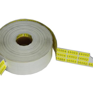 Könnte beinhalten: Eine Rolle weißes Etikettenband mit gelben Etiketten, auf denen die Zahlen 16001, 16002, 16003 und 16004 gedruckt sind.