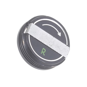 Pode incluir: Um botão de controlo circular preto com uma barra horizontal metálica prateada no centro. O botão apresenta uma seta branca curva que indica a rotação e uma letra R verde impressa na superfície. O lado tem bordas estriadas.