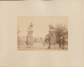 Albumfoto av Hampton Court Palace Gates med trädgårdar - England
