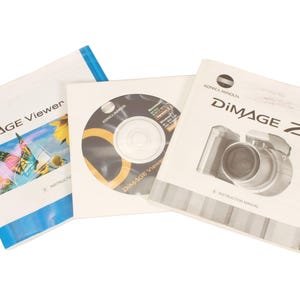 以下が含まれることがあります： デジタルカメラ用の3つのアイテム。白い説明書に「DiMAGE Z1」の文字が書かれており、白い説明書に「DiMAGE Viewer」の文字が書かれており、CDに「DiMAGE Viewer」の文字が印刷されています。