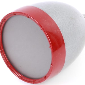 Op de afbeelding: Een grijze en rode keramische gloeilamp met een getextureerd oppervlak. De lamp heeft een standaard schroefdraad.