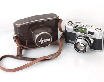 1970年代のヴィンテージ Petri FT 35 mm フィルムカメラ（革製ケース