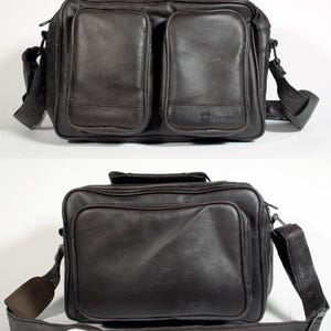 Bruine cameratas met meerdere vakken en riem