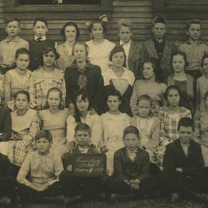 Stara pocztówka ze zdjęciem klasy szkolnej z około 1900 roku – autentyczny oryginał, dwustronny obraz, dekoracja ścienna, pamiątka edukacyjna